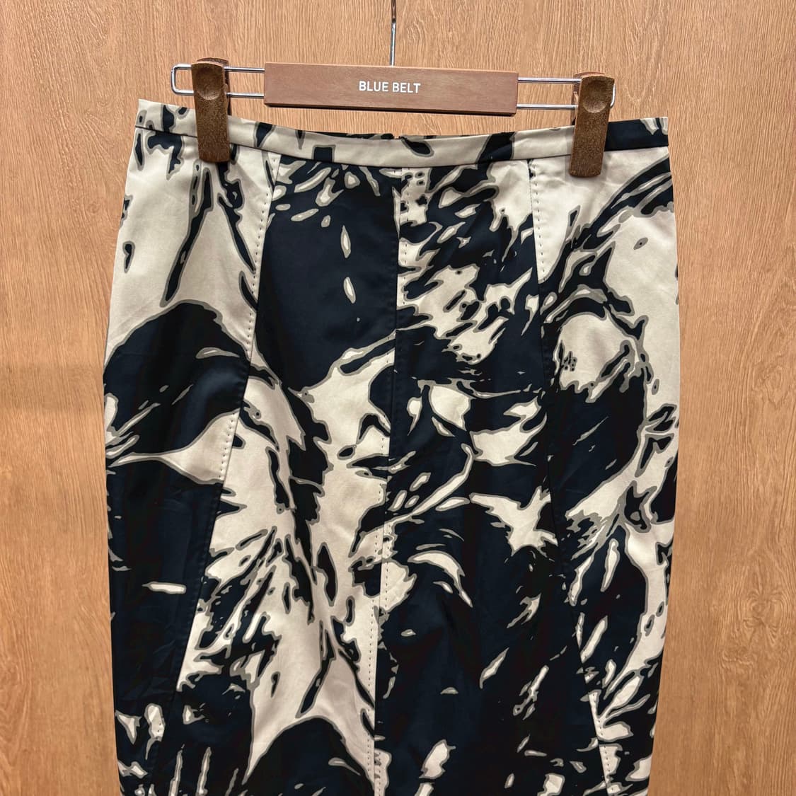 막스마라 미디 스커트 볼드 플로럴 아트워크 프린팅 디테일 H라인 브라운 상품이미지4