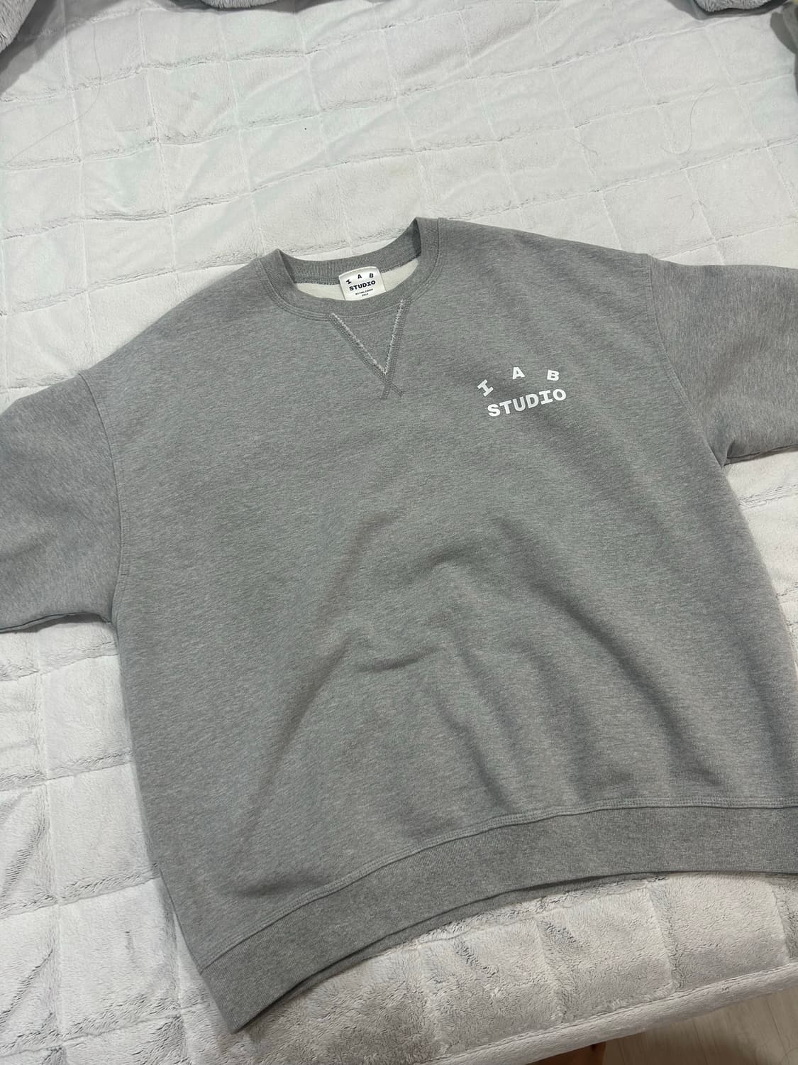아이앱 스튜디오 헤비 숏슬리브 스웨트셔츠 그레이 - 23FW 상품이미지1