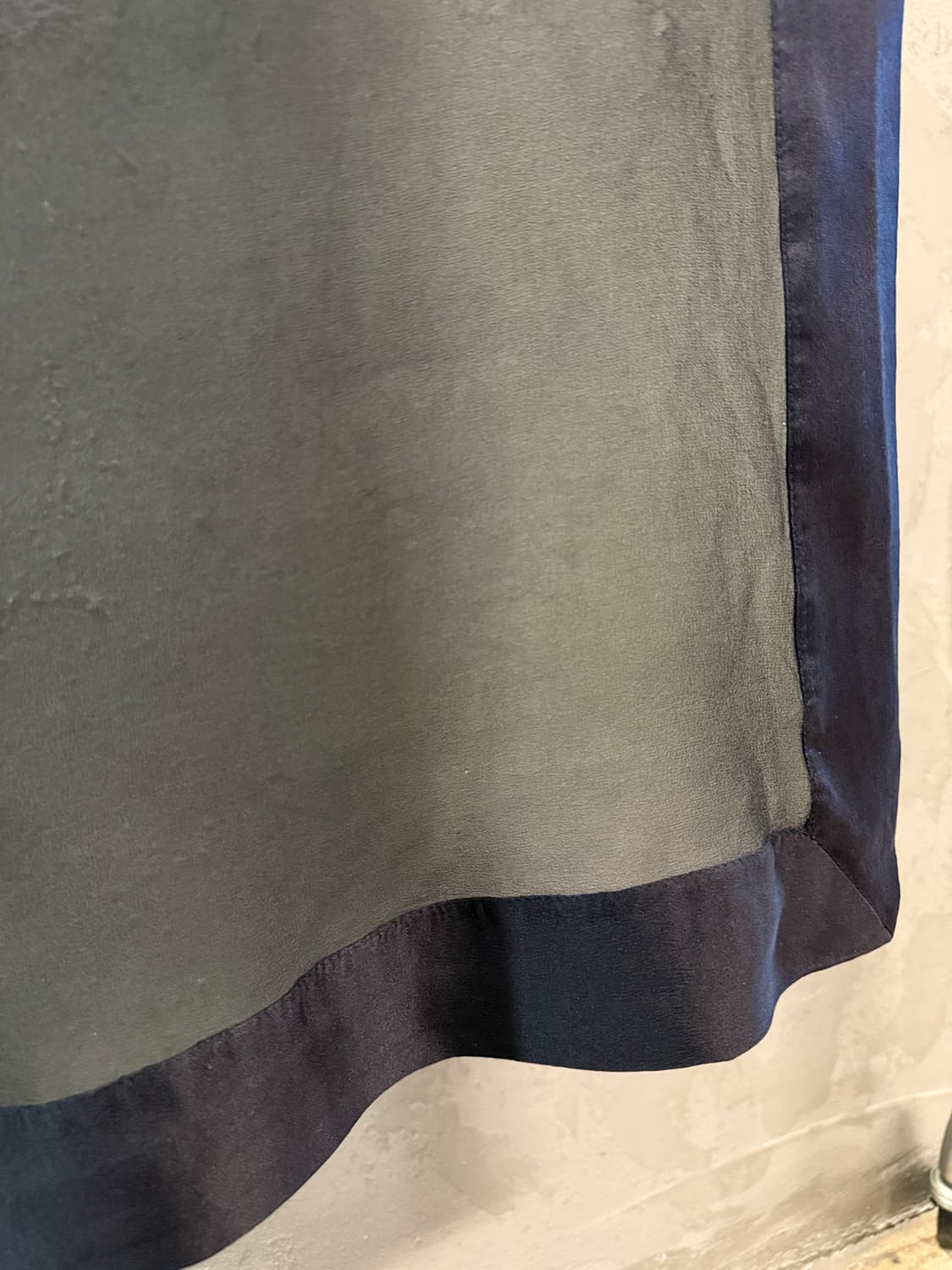 스포트막스 실크 시스루 보더 스카프 차콜 상품이미지3