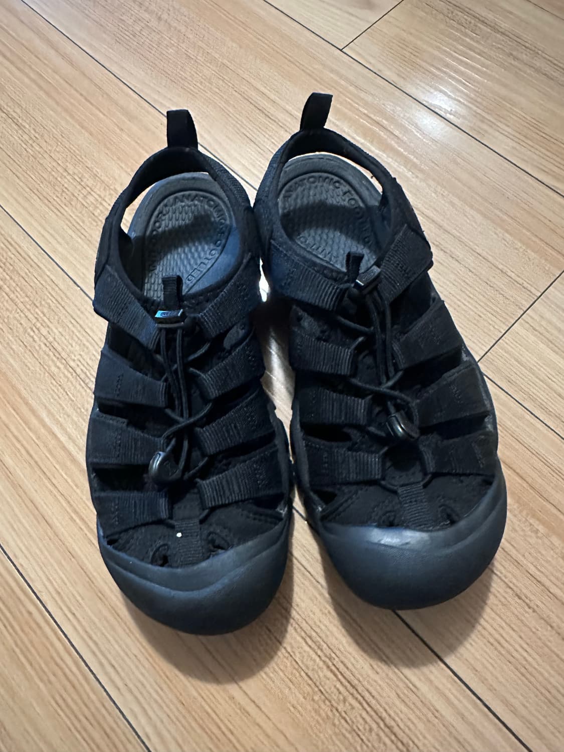 Keen 블랙 샌들 상품이미지1