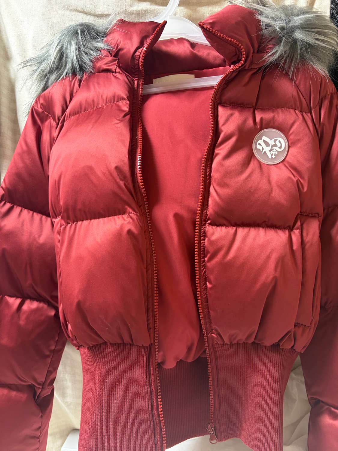 (새상품)샵코르 프리티드래곤 퍼후드 크롭패딩 버건디레드 상품이미지7