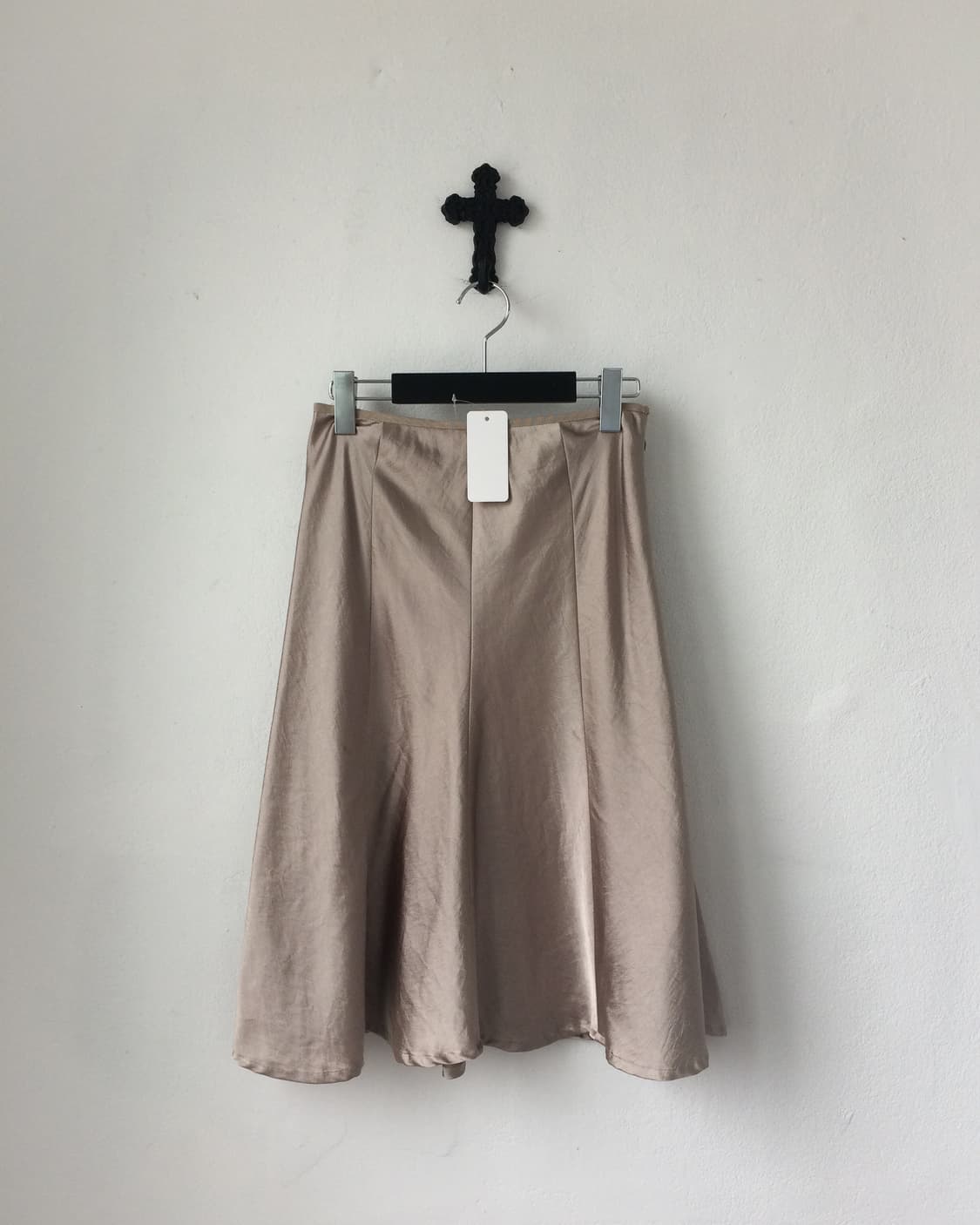 Glossy midi skirt 상품이미지1