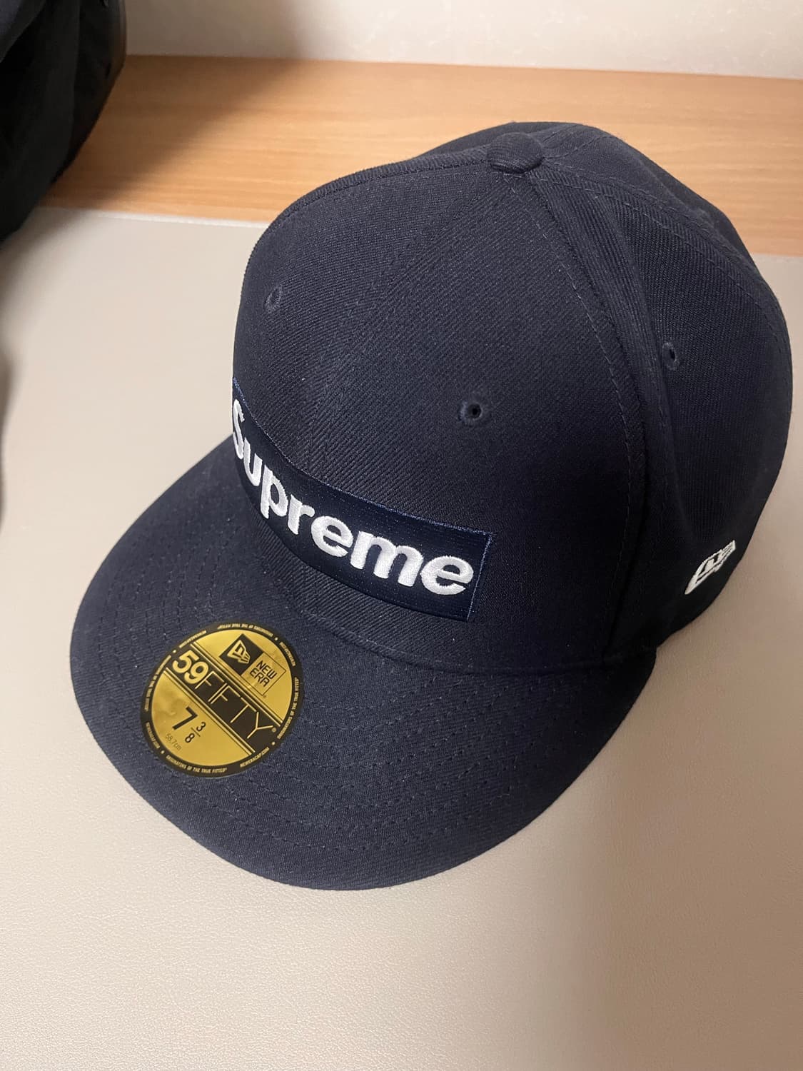슈프림 챔피언쉽 박스 로고 뉴에라 네이비 - 25SS 7 3/8 상품이미지2