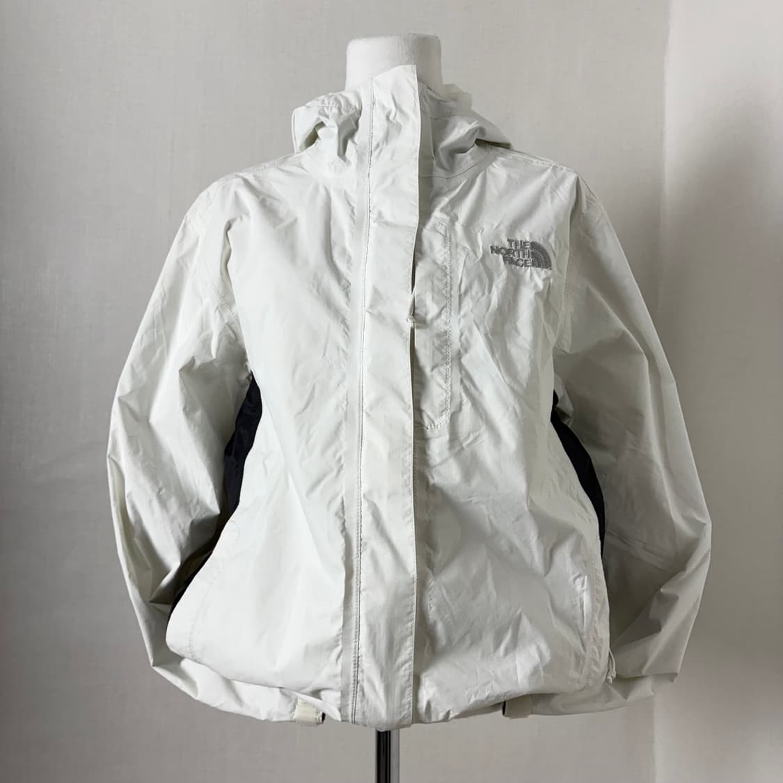 노스페이스 화이트 블랙 배색 바람막이 상품이미지1