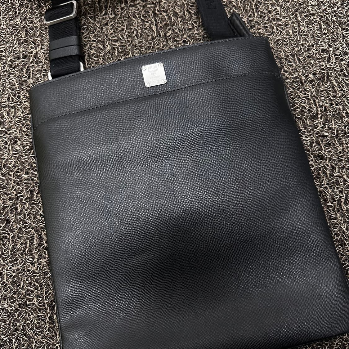 MCM 엠씨엠 미니 레더 미니 크로스백 블랙 상품이미지3