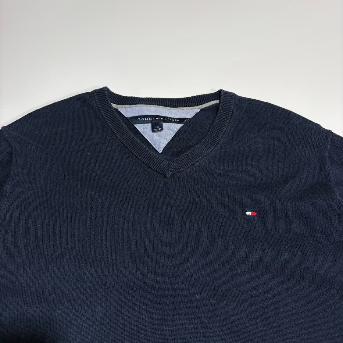 타미힐피거 네이비 브이넥 니트 상품이미지2
