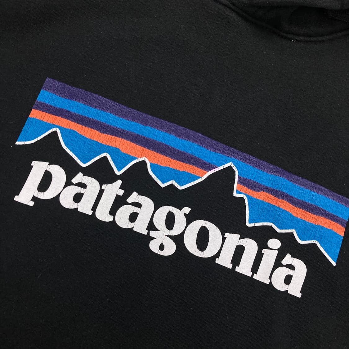 파타고니아 블랙 컬러 빅로고 후드티 상품이미지2