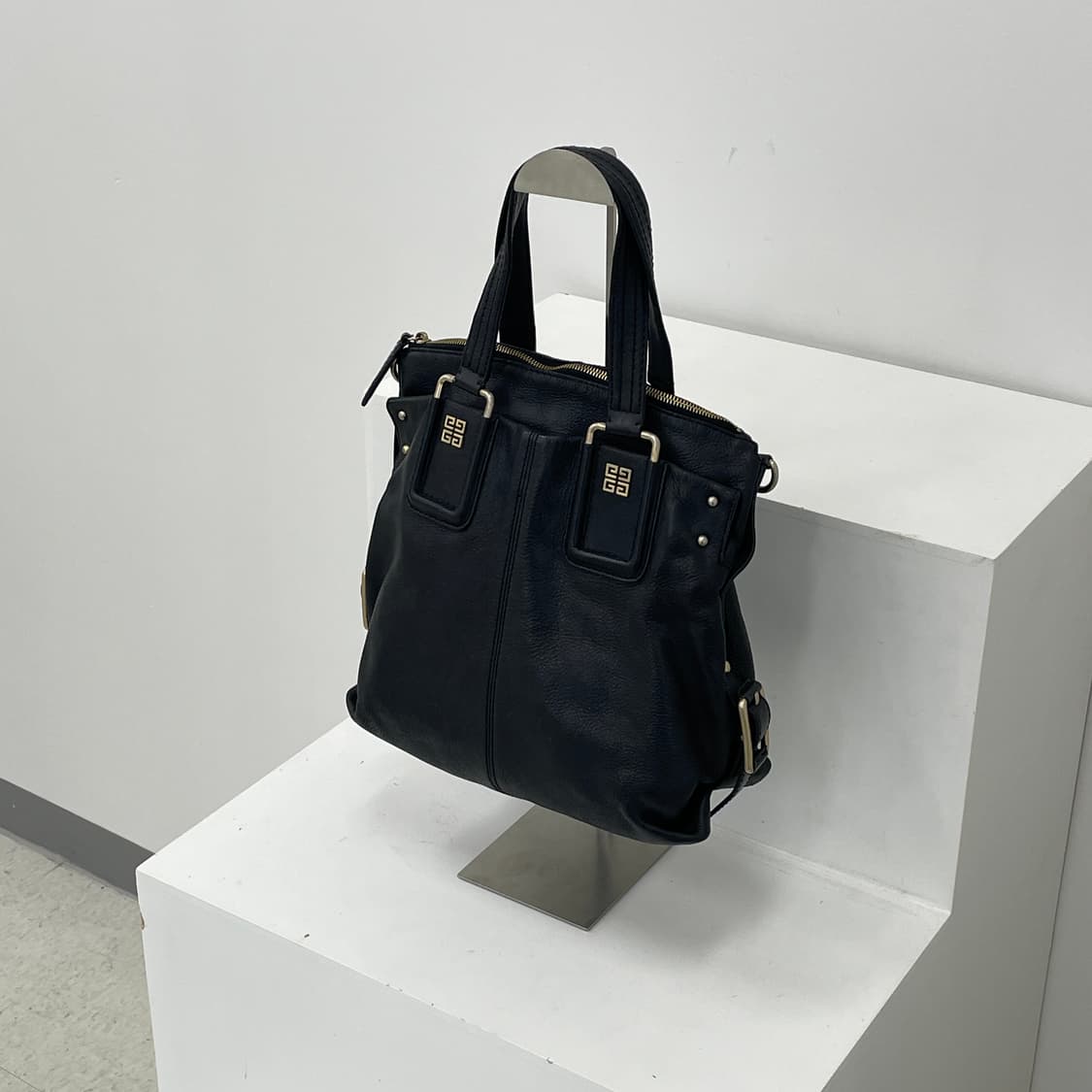 지방시 블랙 레더 나이팅게일 토트백 상품이미지1