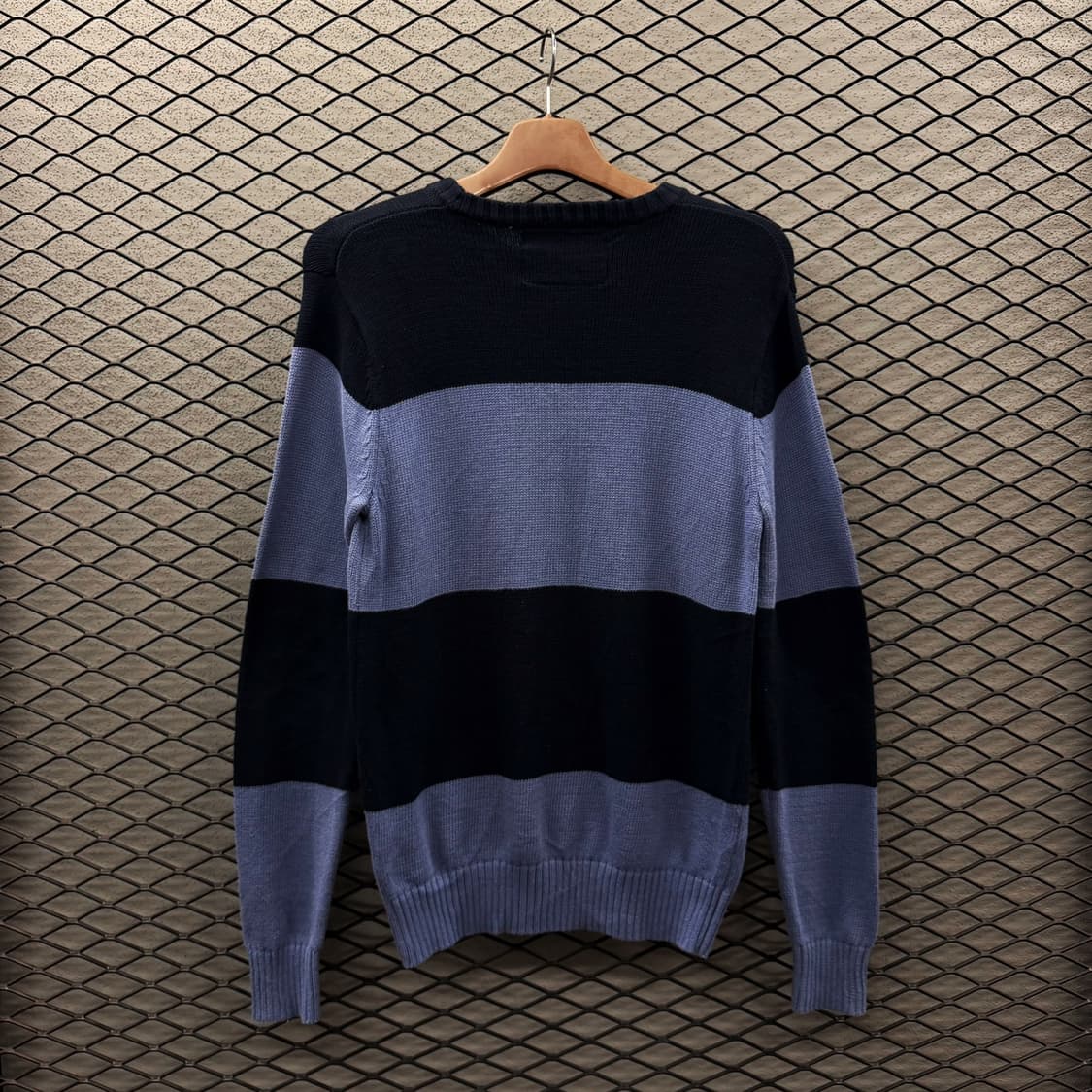 노티카 와이드 스트라이프 코튼니트 톤다운 컬러블럭 로고 디테일 네이비블루 상품이미지3