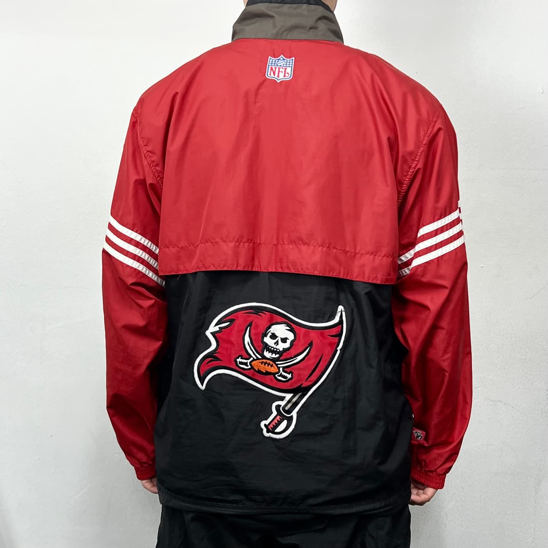 아디다스 x NFL 탬파베이 버커니어스 윈드브레이커 자켓 상품이미지4