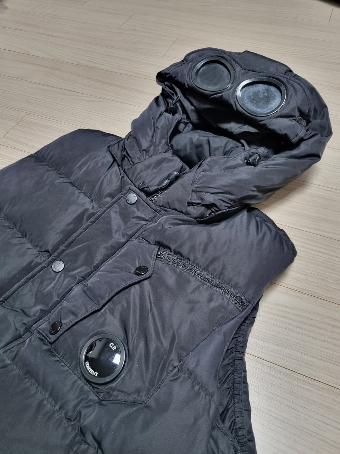 cp컴퍼니 렌즈고글 패딩조끼 상품이미지1