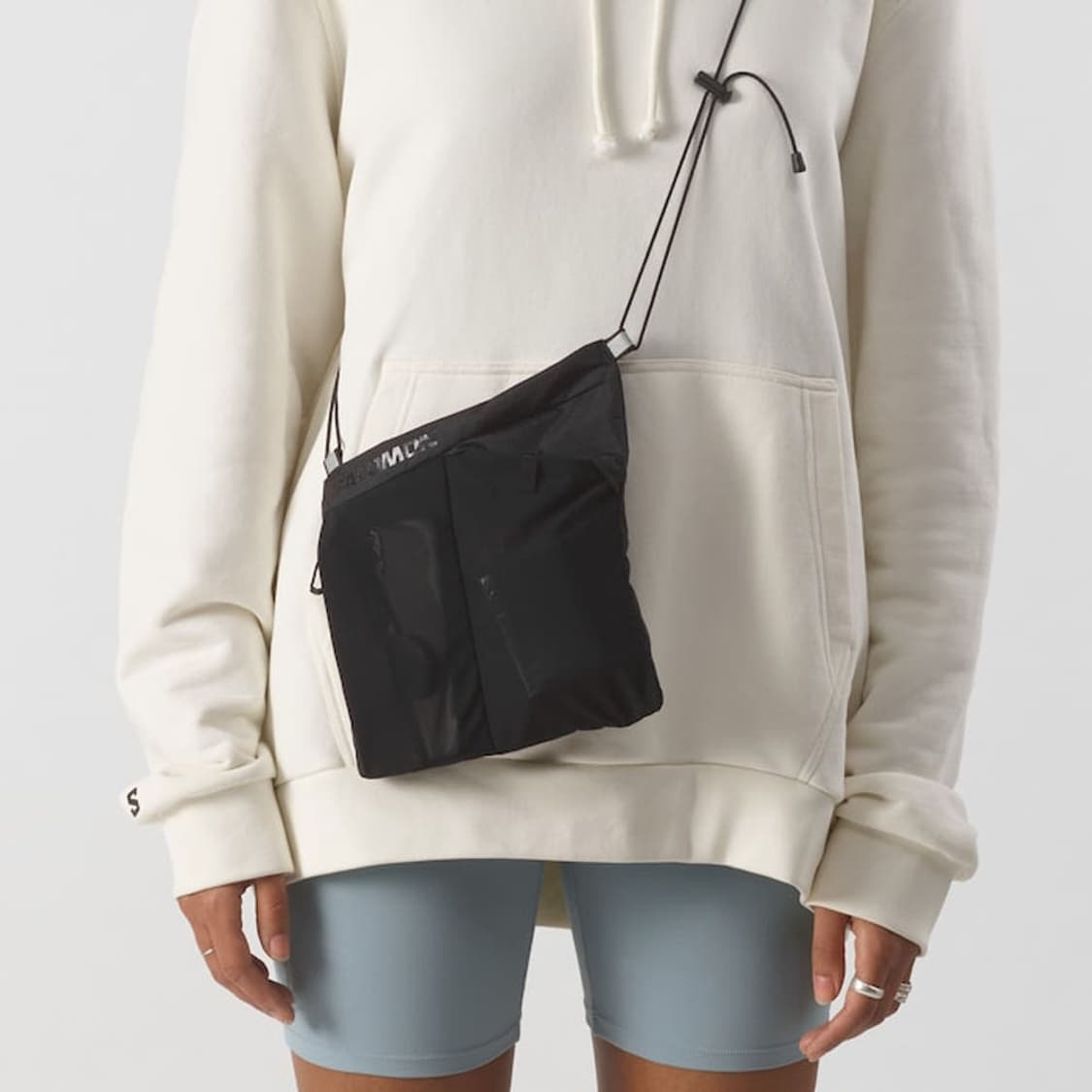 살로몬 사코슈 블랙 크로스백 상품이미지1