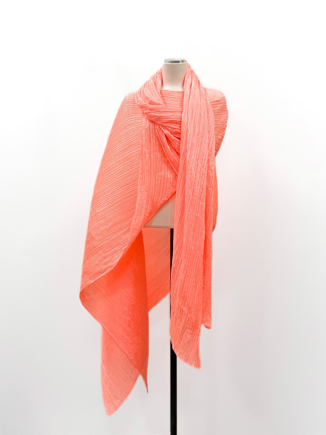 플리츠플리즈 네온 코랄 플리세 랩 케이프 상품이미지2