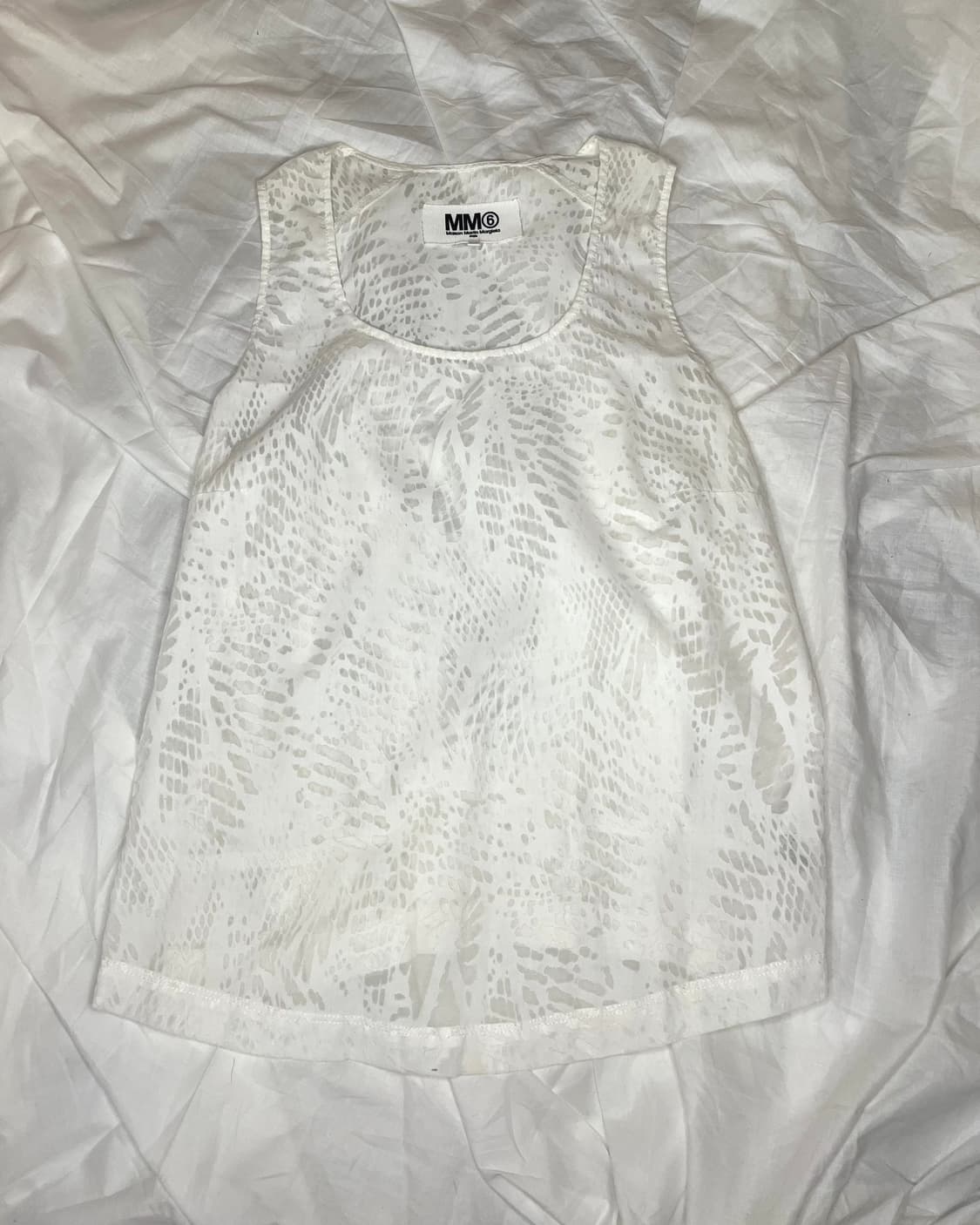 엠엠식스 메종마르지엘라 화이트 스네이크 프린트 슬리브리스 탑 상품이미지1