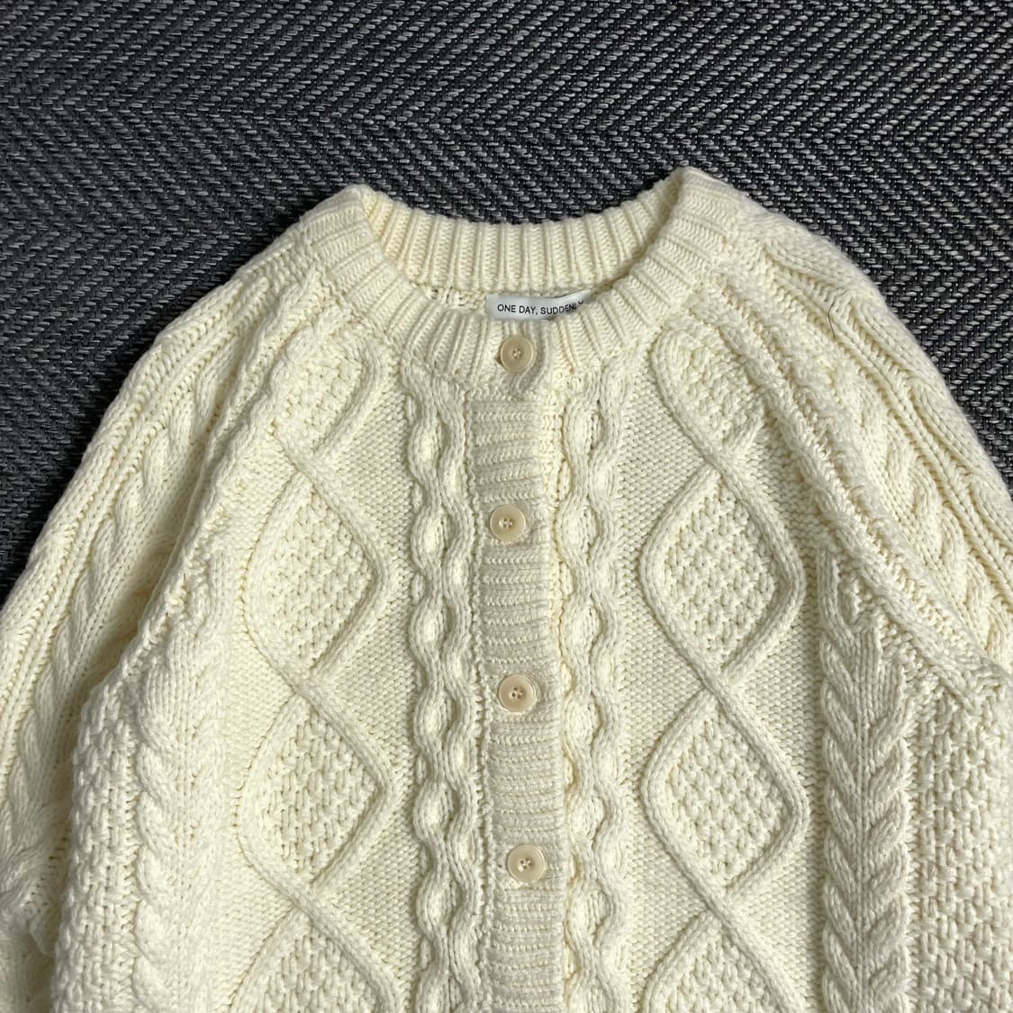 ONE DAY, SUDDENLY 아이보리 케이블 니트y 4819 상품이미지5