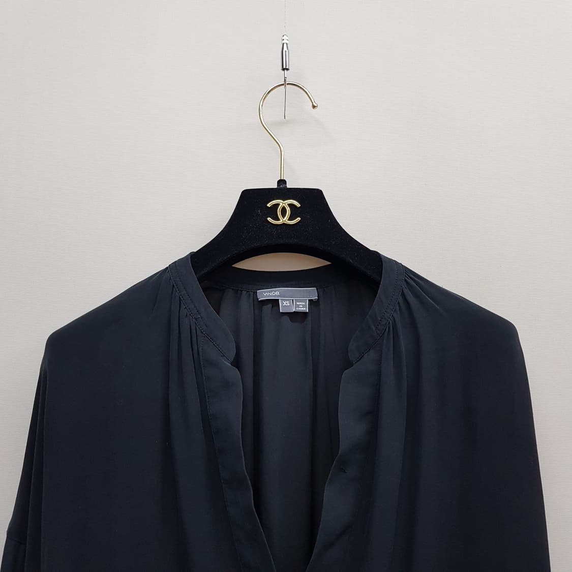 빈스 실크 100 미니멀 블라우스 XS사이즈 상품이미지3