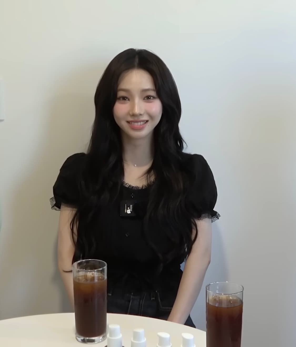 (카리나 착용) 로라로라 프릴 셔링 블라우스 블랙 상품이미지4