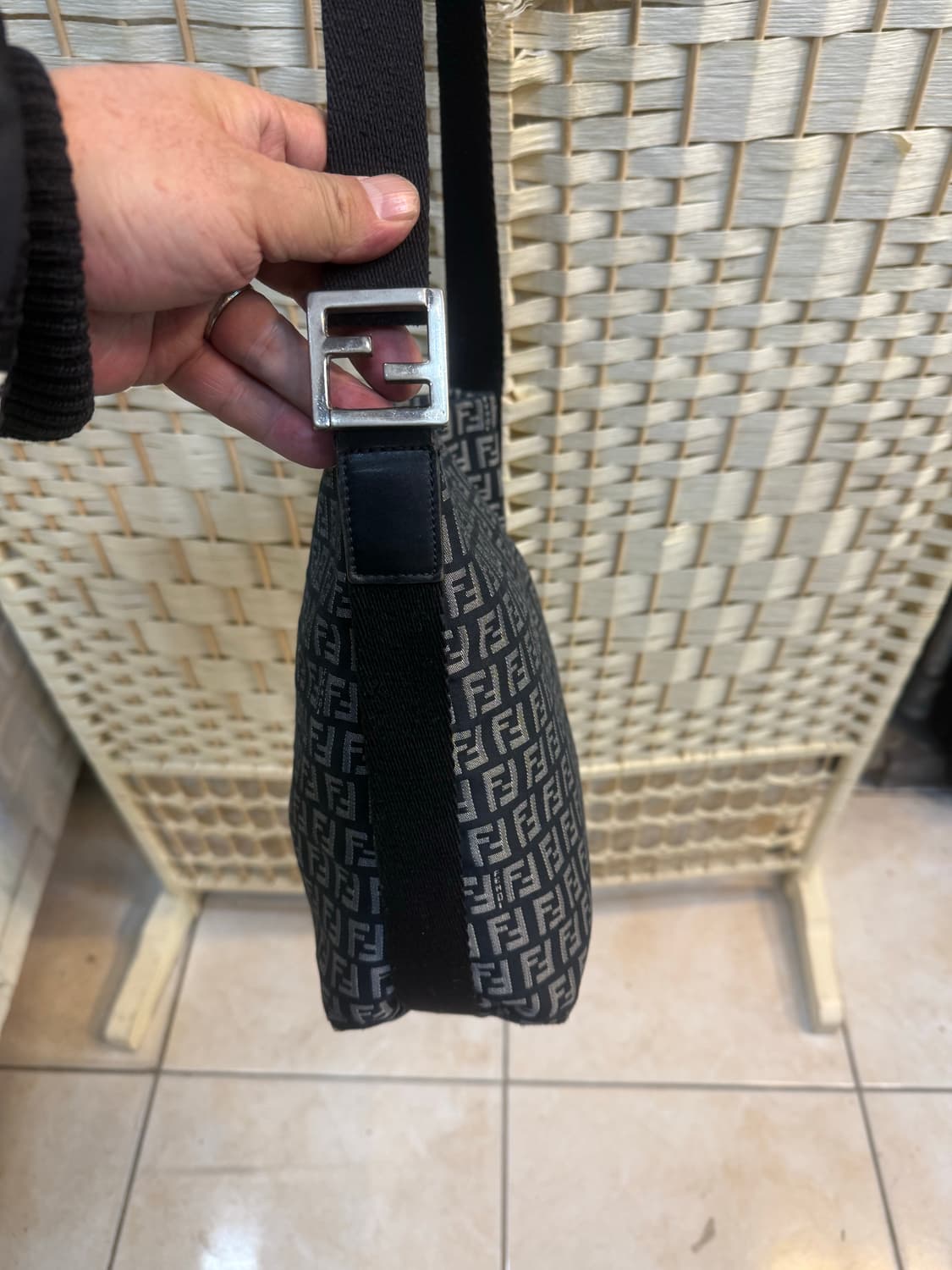 정품 펜디 주카 크로스백 팝니다 상품이미지2