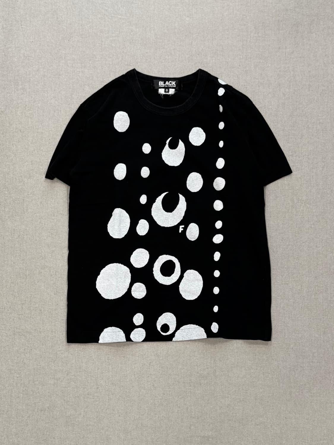 꼼데가르송 블랙 18ss 도트 아이 티셔츠 상품이미지1
