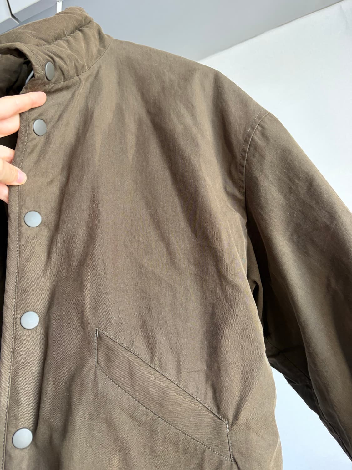 유니클로 U 숏패딩 카키 s  여성용 유니클로르메르 상품이미지5