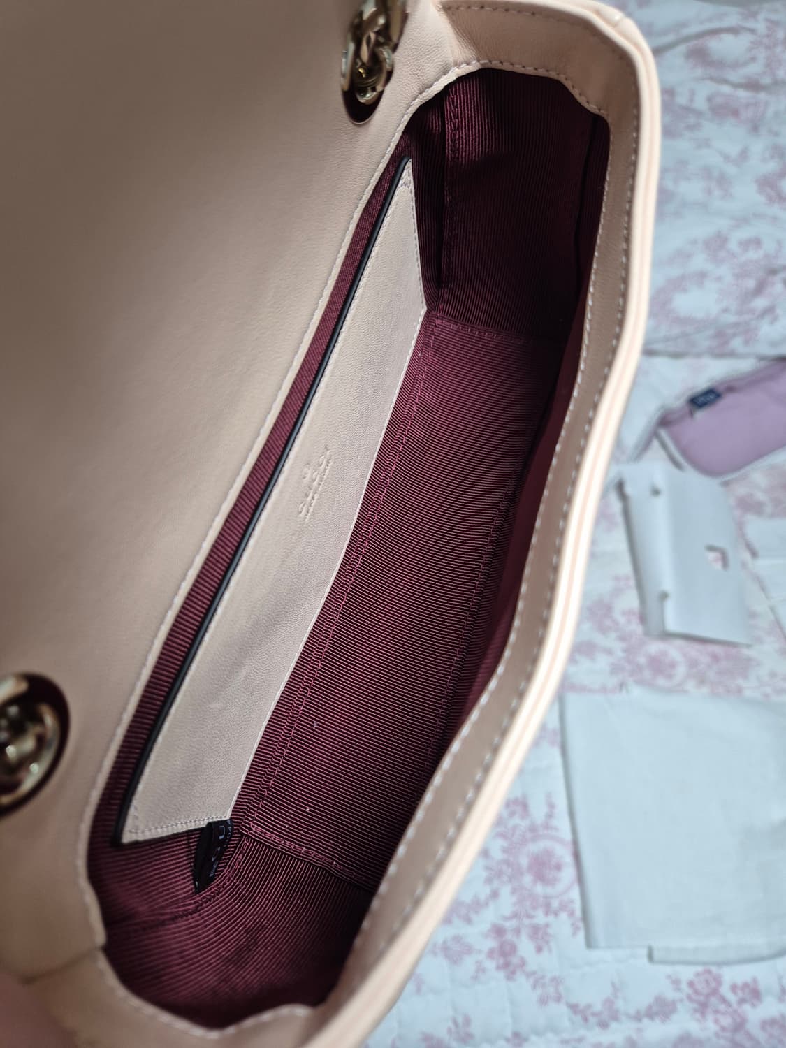 구찌 GG 마몽 스몰 숄더백 소프트 핑크 컬러입니다.
(모델번호 8372 상품이미지9