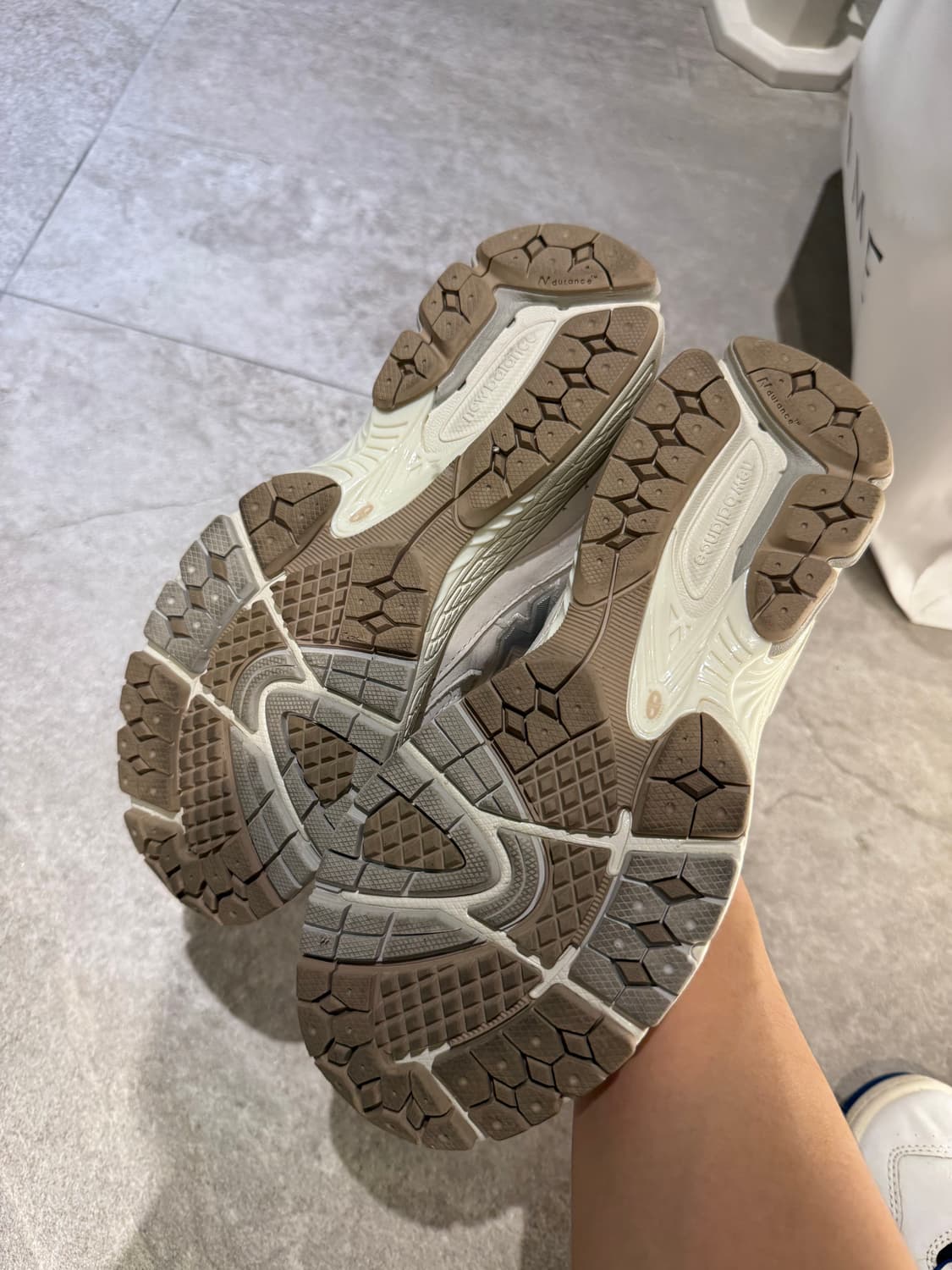 뉴발란스 2002 240 화이트 아이보리 상품이미지3