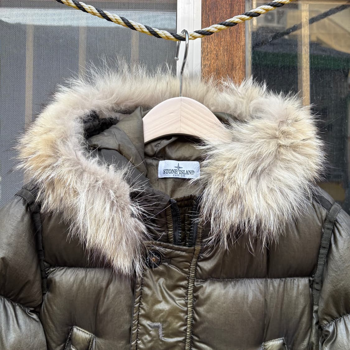 스톤아일랜드 코요테 털(탈부착) 후드 다크 올리브 워싱 푸퍼 자켓 상품이미지2