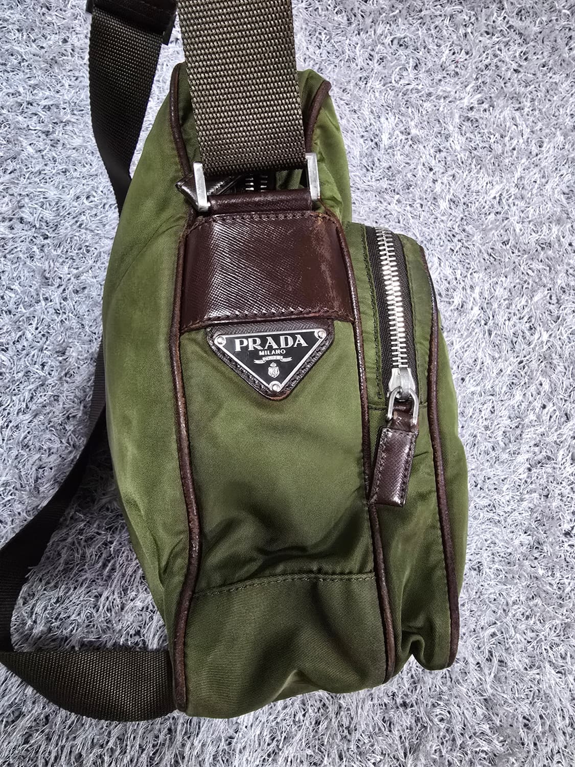 프라다 라일론 크로스백

 상품이미지3