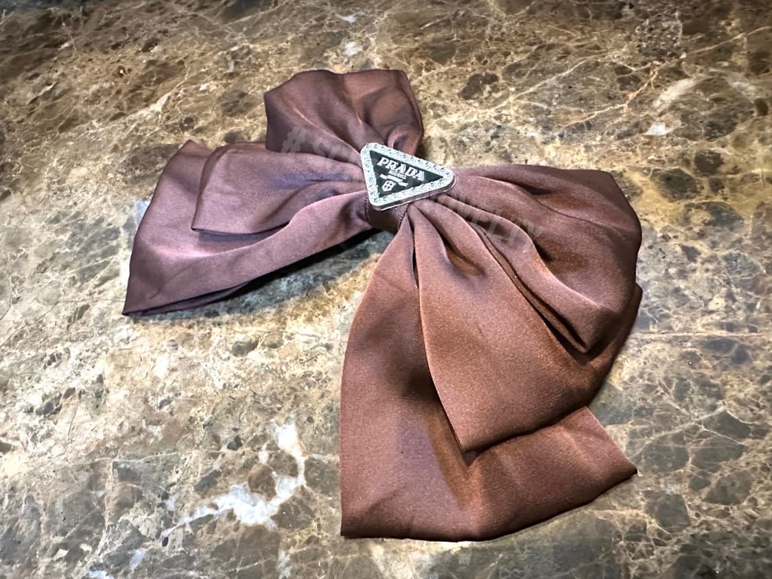 프라다 블랙로고  헤어핀 브라운 상품이미지3