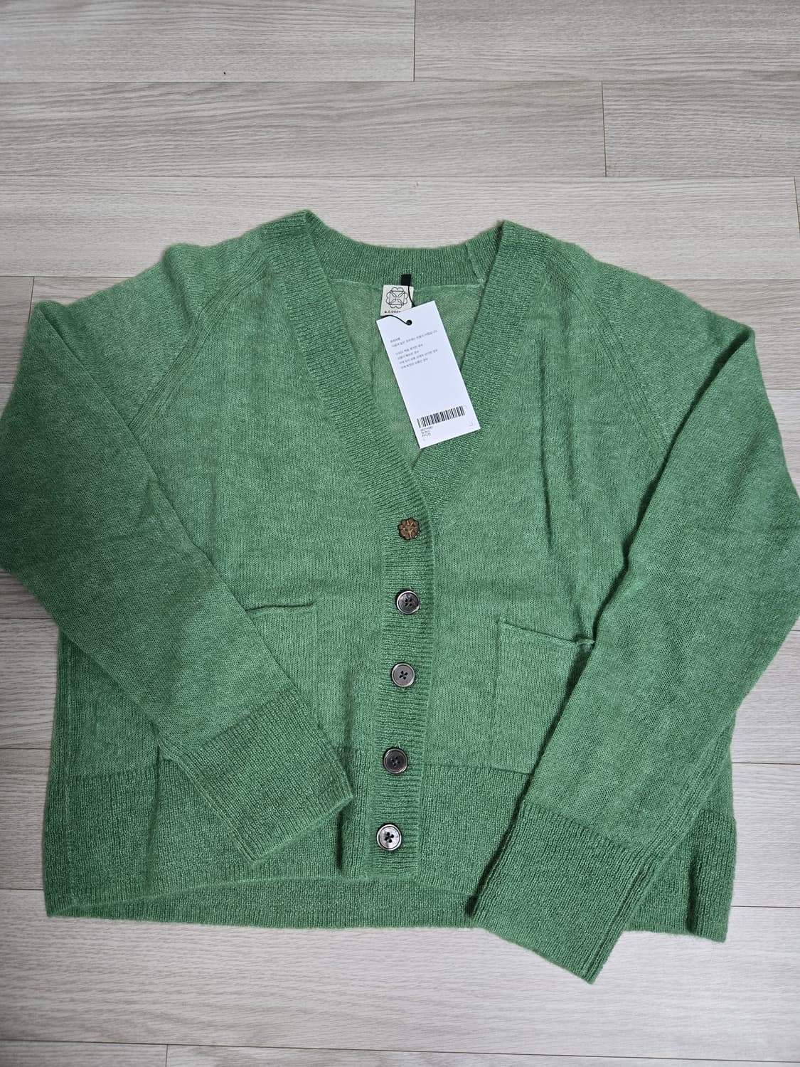 a.t.corner   V넥 크롭 가디건  미착용 새상품 상품이미지2