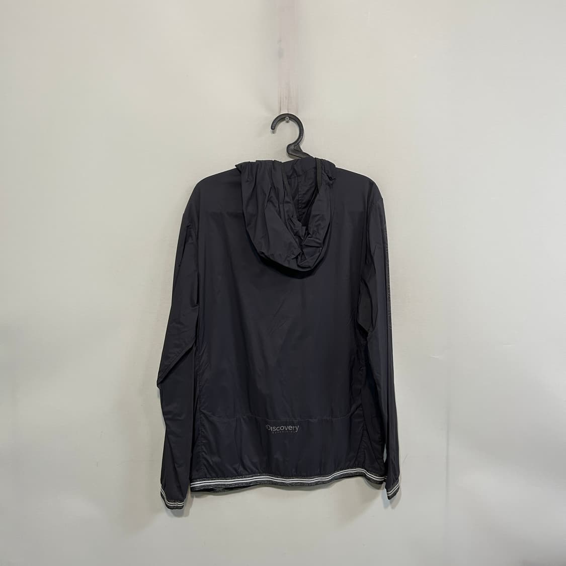 디스커버리 남성 바람막이 105 챠콜 상품이미지3