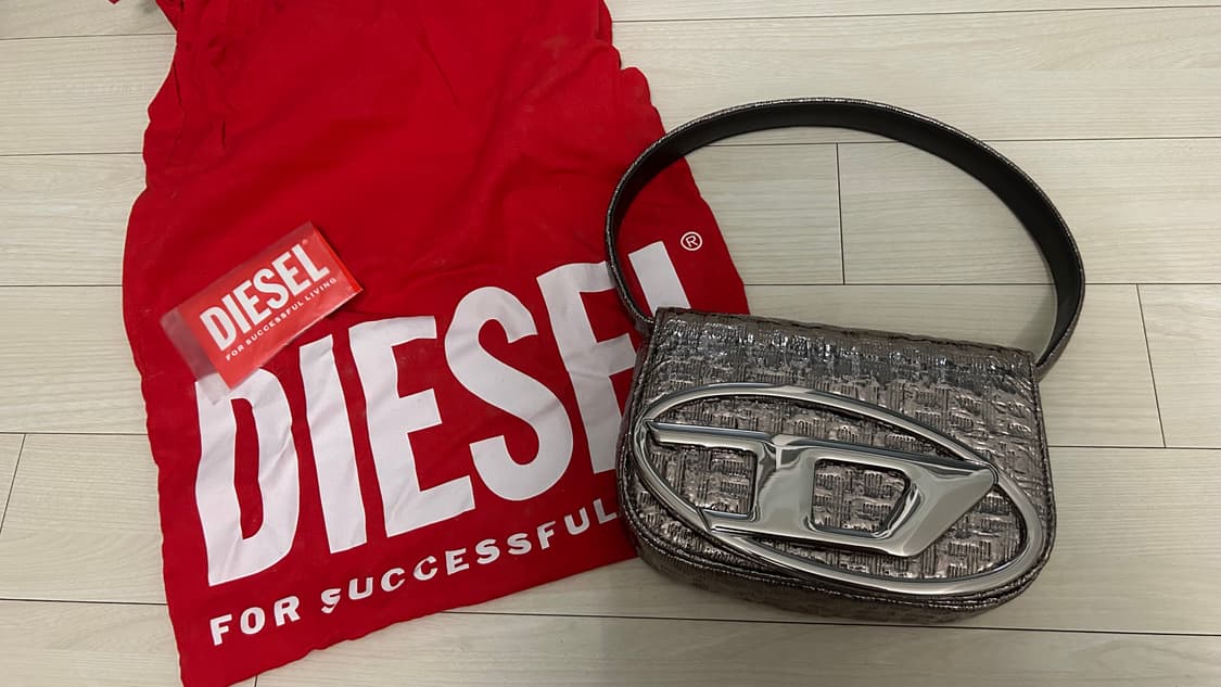 디젤 1DR 메탈릭 이펙트 숄더백  상품이미지2