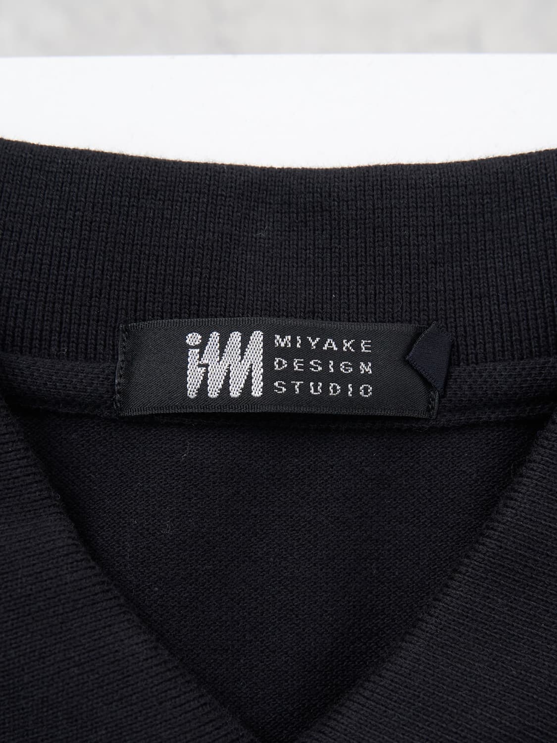 Issey Miyake Design Studio 블랙 카라 반팔티 상품이미지3