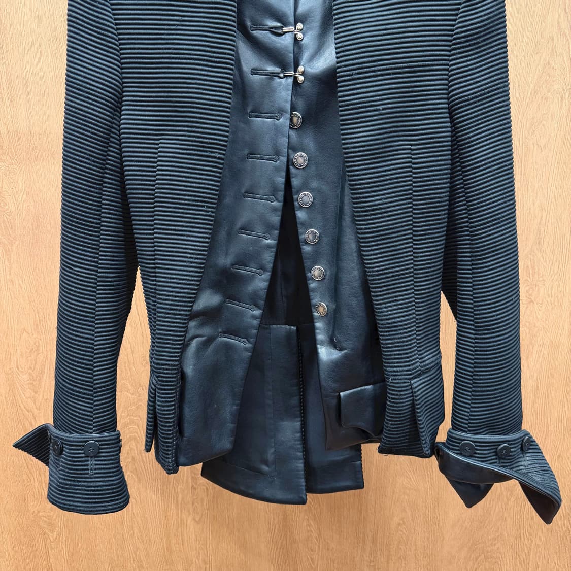 루이비통 자켓 레이어드 후크 여밈 페이크 버튼 디테일 슬림핏 블랙 상품이미지5