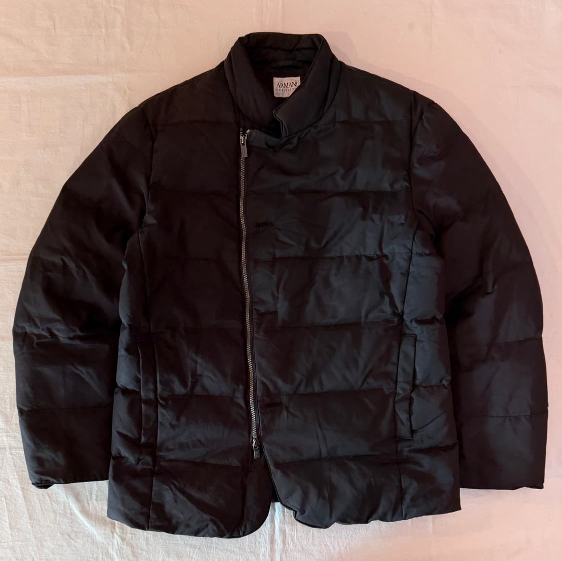 아르마니 꼴레지오니 사선 지퍼 구스다운 패딩 상품이미지1