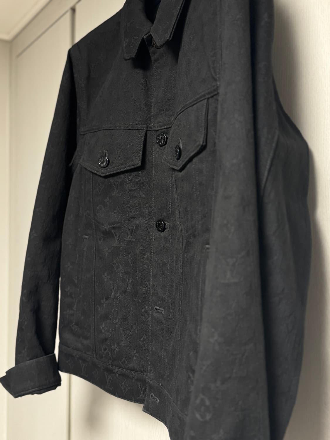 루이비통 모노그램 흑청 데님 자켓 블랙 48 사이즈 상품이미지3