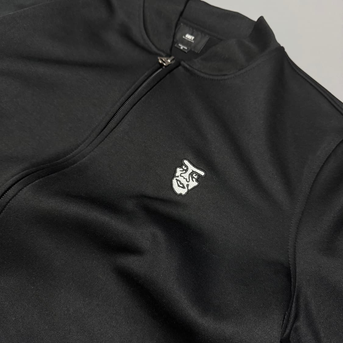 오베이(OBEY) 블랙 페이스 자수 폴리에스터 집업 스타디움 자켓 상품이미지4