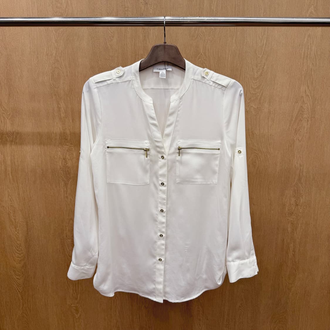 캘빈클라인 긴팔 셔츠 블라우스 골그 지퍼 포켓 디테일 아이보리 상품이미지2