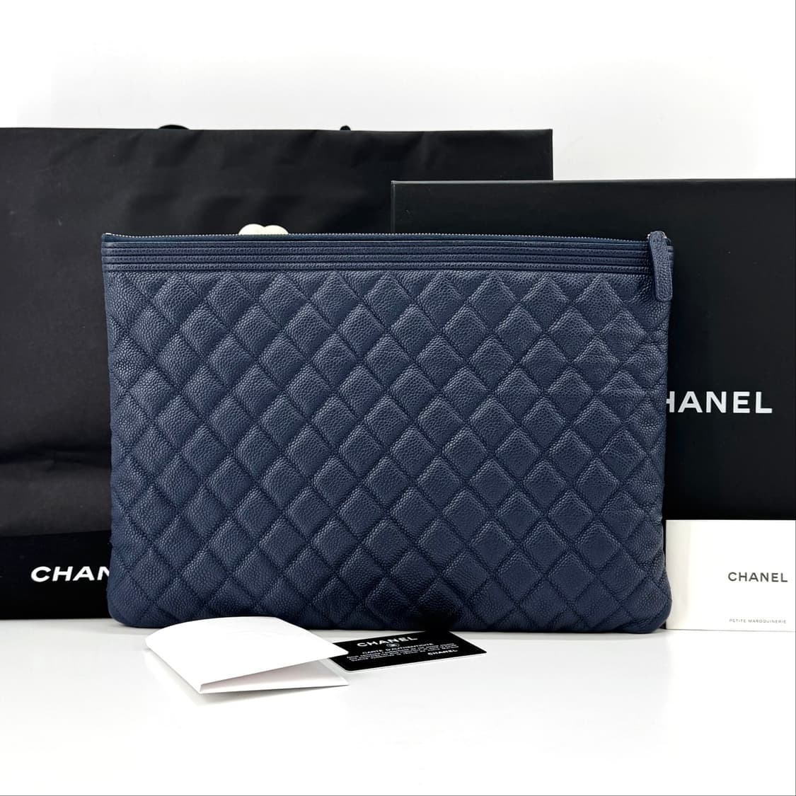샤넬 캐비어 보이 클러치백 라지 네이비 상품이미지4