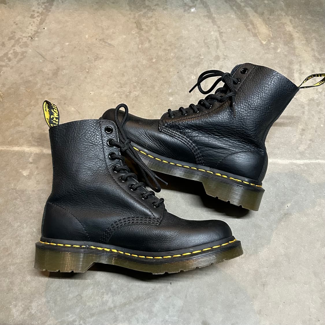 230) 닥터마틴 파스칼 8홀 나파 블랙 부츠 상품이미지2