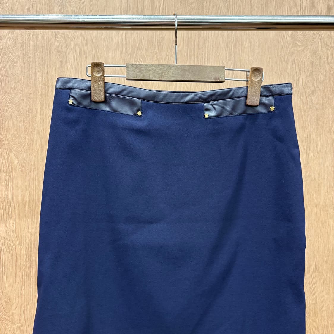 베르사체 펜슬 스커트 허리 블랙 레더 트리밍 골드 장식 디테일 네이비 상품이미지4