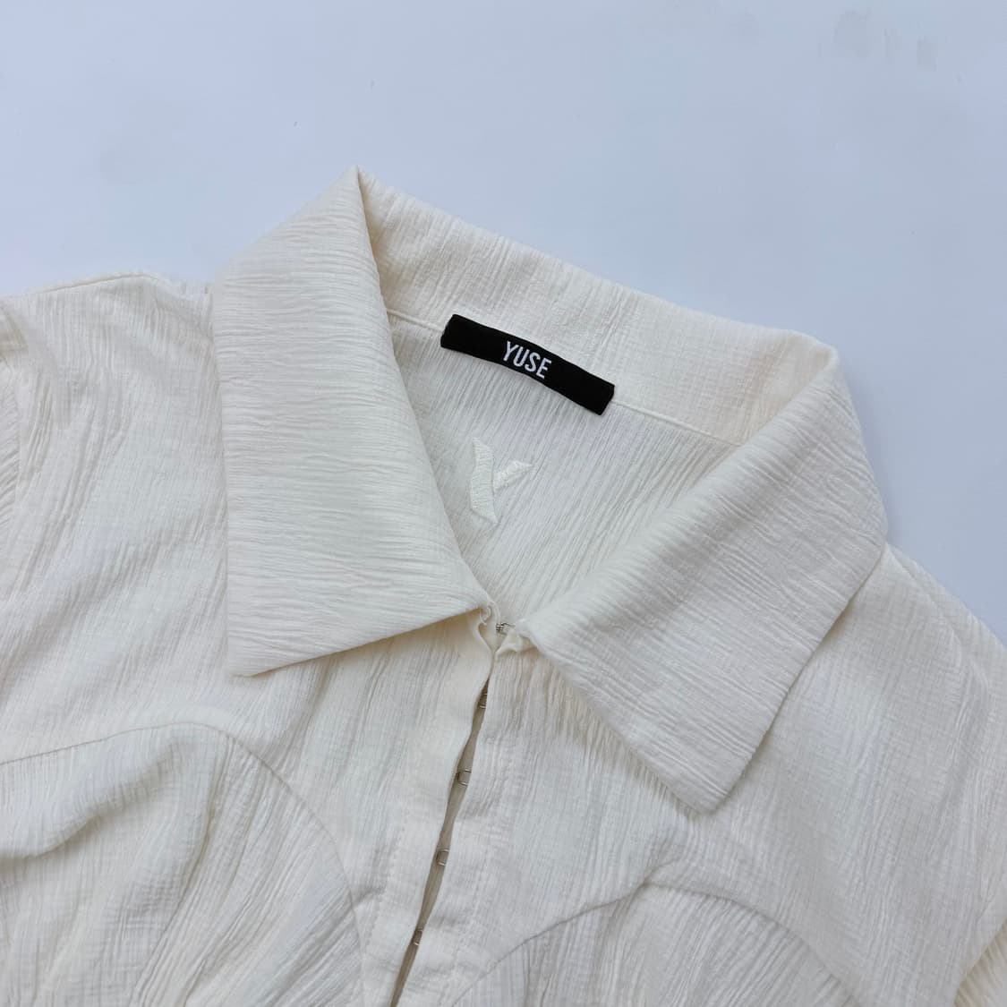 YUSE 유즈 PLEATS SLIM HOOK CLOSING SHIRT 상품이미지6