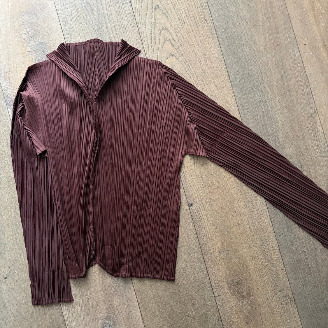 Ruffle Cutoff Detail Pleats Blouse 상품이미지3