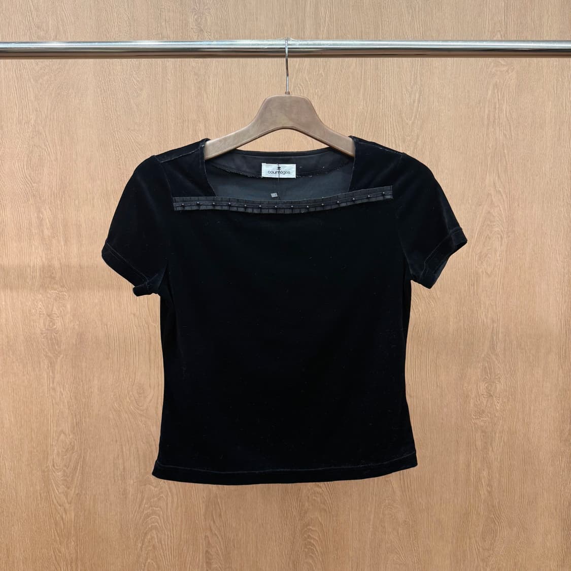 꾸레쥬 벨벳 반팔 티셔츠 스터드 리본 트리밍 스퀘어넥 슬림핏 블랙 상품이미지2