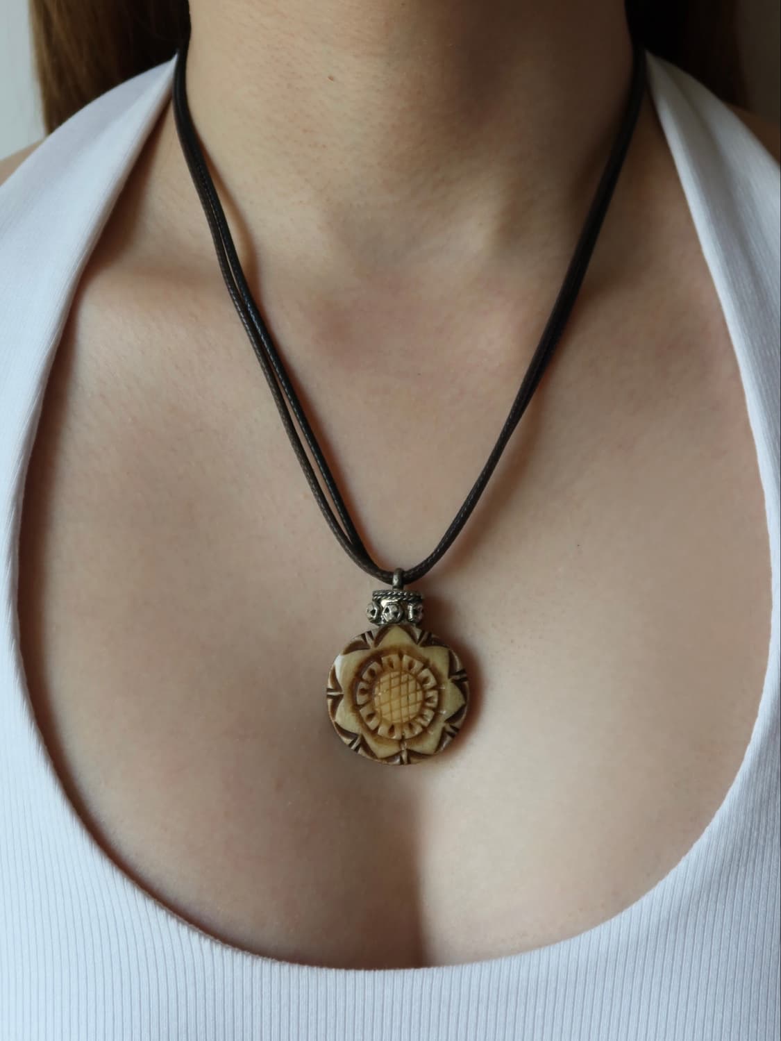 carved flower necklace 상품이미지1