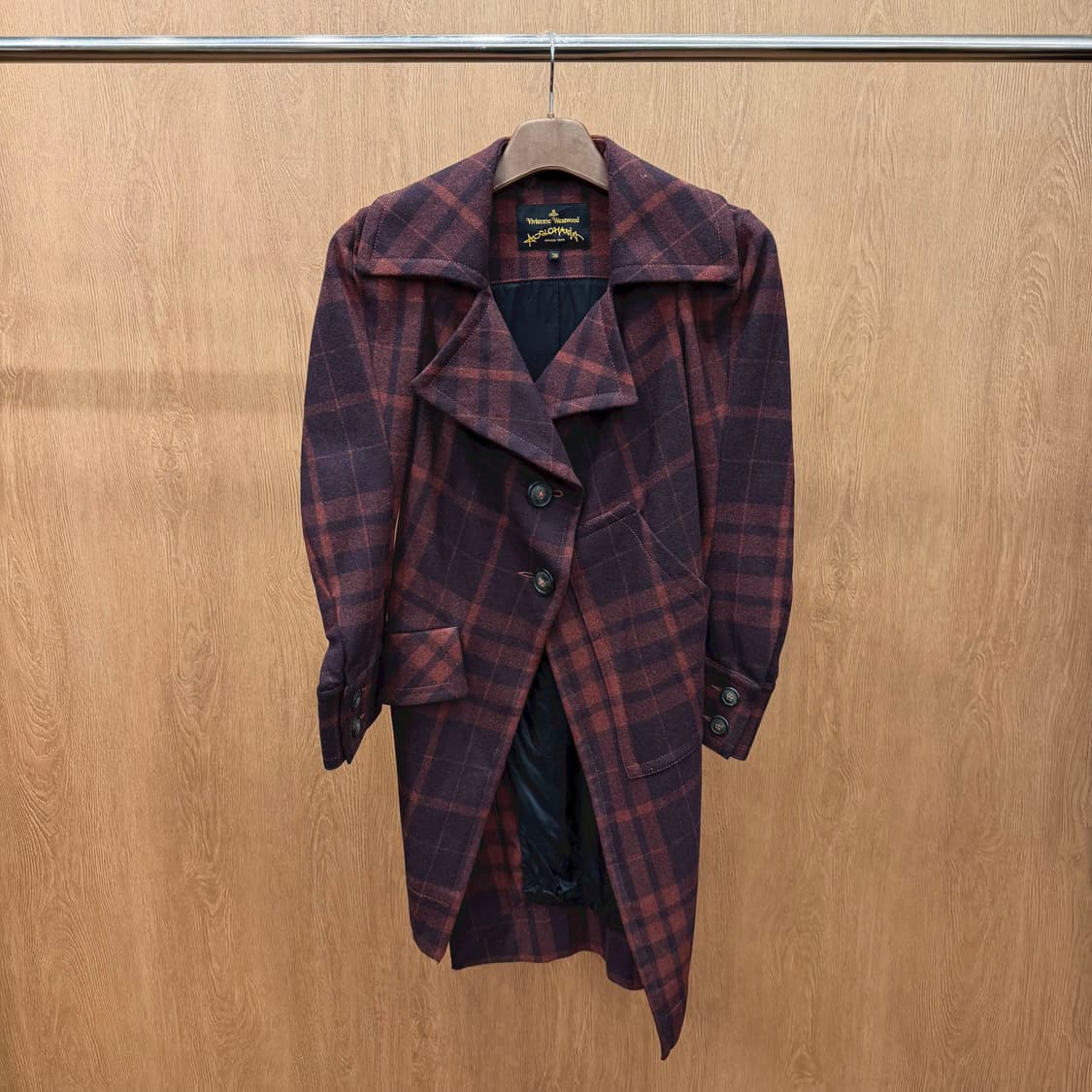 비비안 웨스트우드 체크 울 코트 언밸런스 버튼 디테일 레귤러핏 레드 상품이미지2