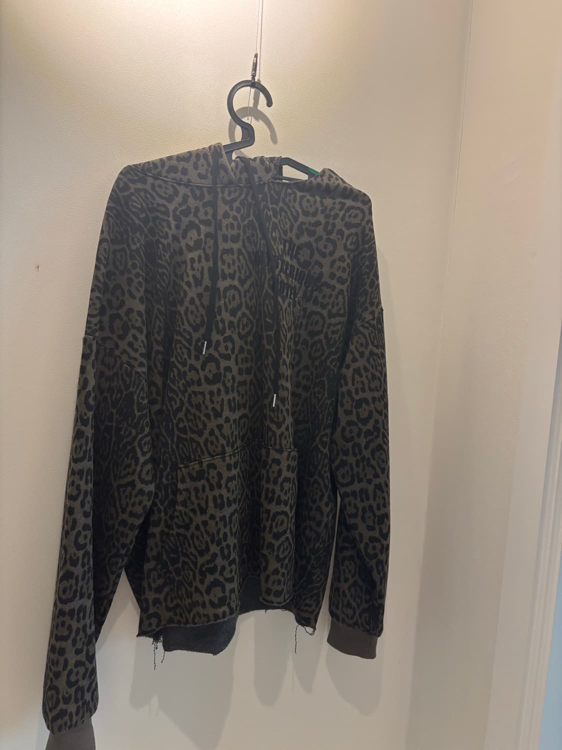 더 미스테리어스호텔 레오파드 후드티 상품이미지1