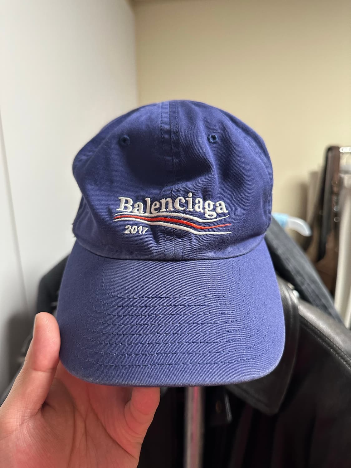 발렌시아가 폴리티컬 캡 59L 상품이미지1