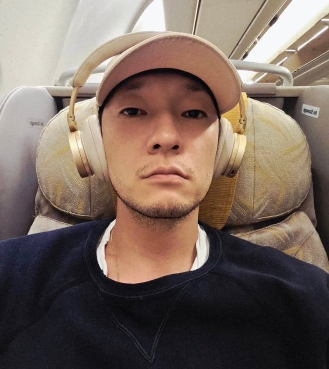 아프레쎄 빈티지 더블 브이 스웻 블랙 3 상품이미지3