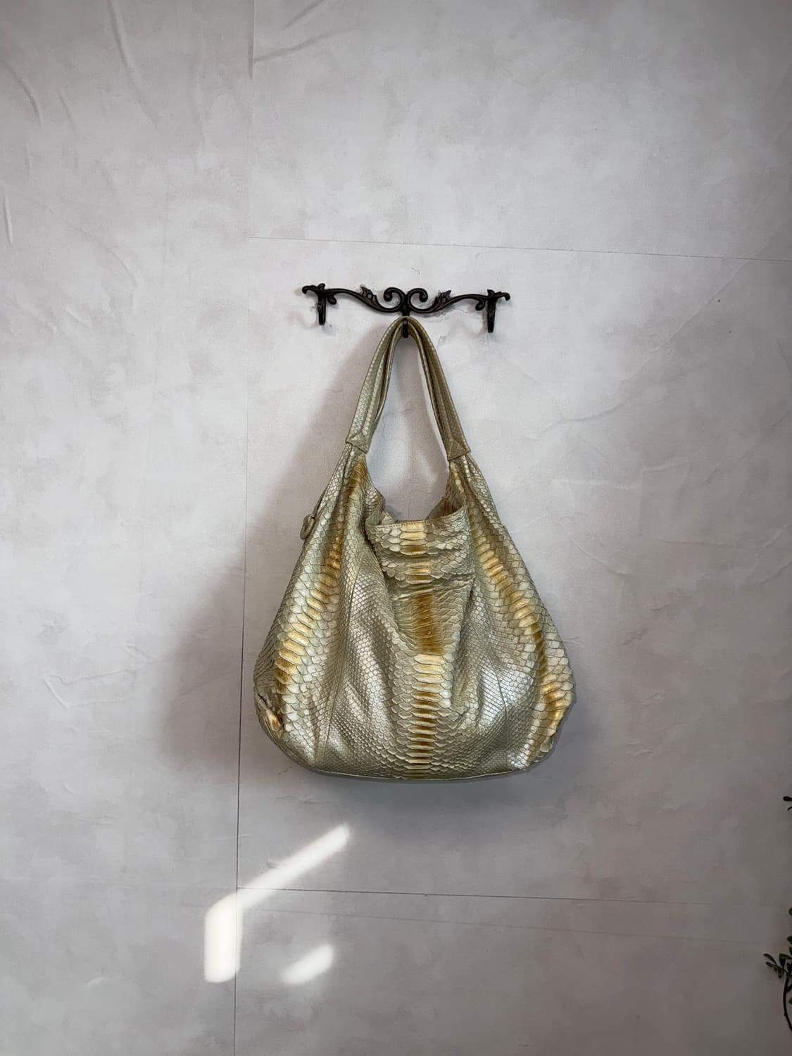 Gold beige python skin tote bag 상품이미지4